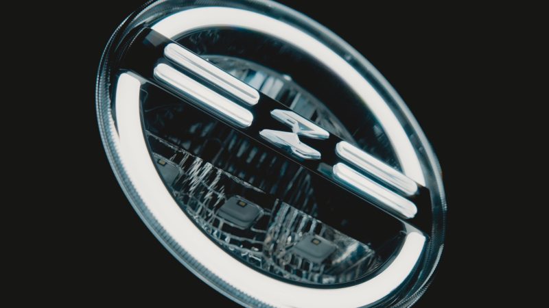 Au niveau de l'éclairage, la 5OOF garde les codes anciens avec son optique ronde avant mais en full LED avec signature lumineuse ZX