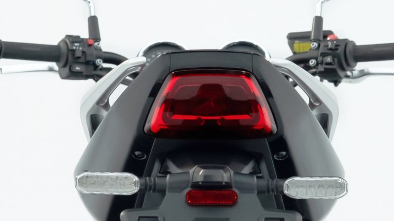 Feu arrière trapézoïdal toujours dans les codes classiques à LED avec signature lumineuse