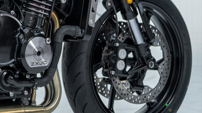 La 500F est équipée de systèmes de contrôle électronique et de sécurité répondant aux besoins des motards modernes : ABS, TCS, TPMS, EFI BOSCH, 2 modes de conduites