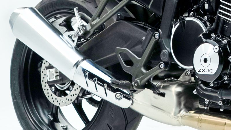 Système d'échappement au design unique, il recrée la sonorité enivrante et emblématique des motos à quatre cylindres en ligne.