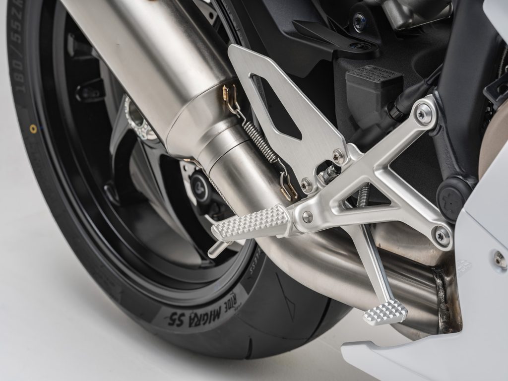 UN POIDS PLUME : La 500RR a été conçue pour être légère, même dans les détails les plus imperceptibles, comme les boulons spéciaux, la batterie au lithium, les roues et les pignons creux, l'épaisseur optimisée des parois des amortisseurs, le bras oscillant unique en alliage d'aluminium et les repose-pieds et colonne de direction en aluminium forgé.