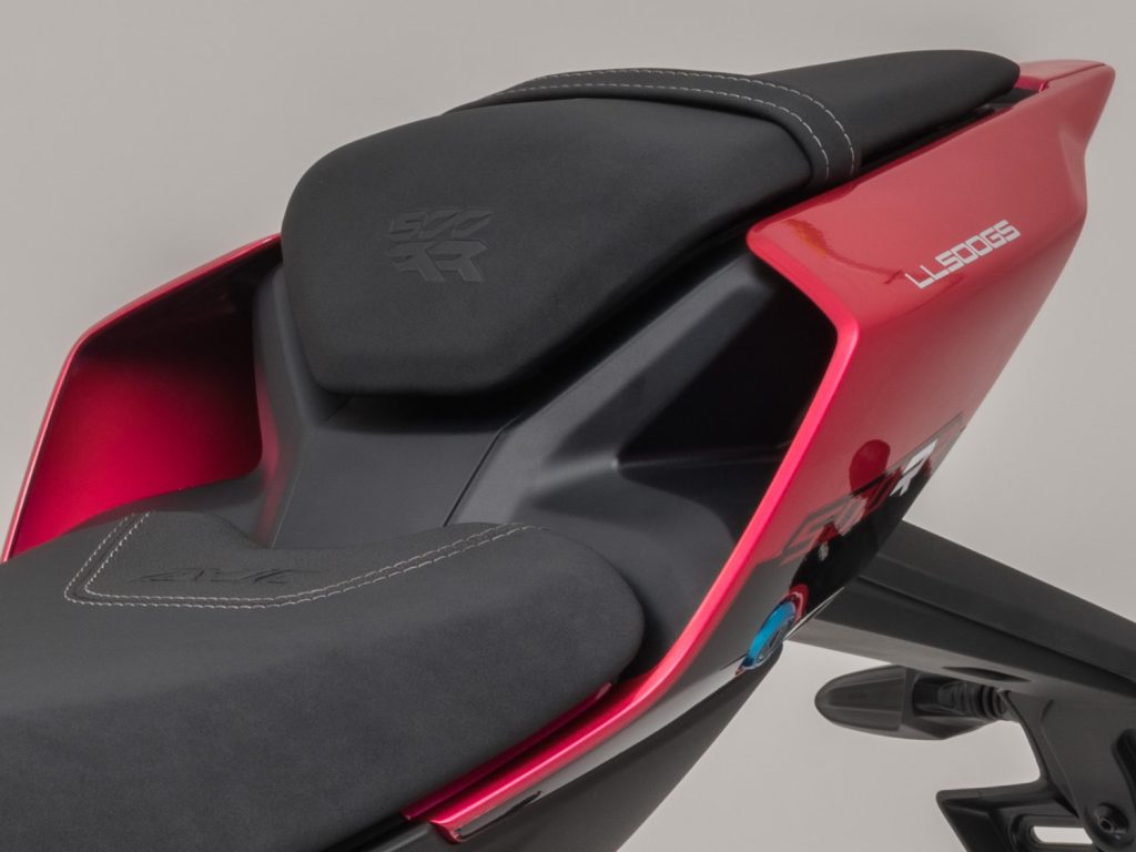 Le DESIGN : La simulation et le calcul aérodynamiques ont permis de réduire efficacement sa résistance au vent, tout est optimisé du saute-vent aux extensions pour améliorer les performances et l »équilibre de la moto.