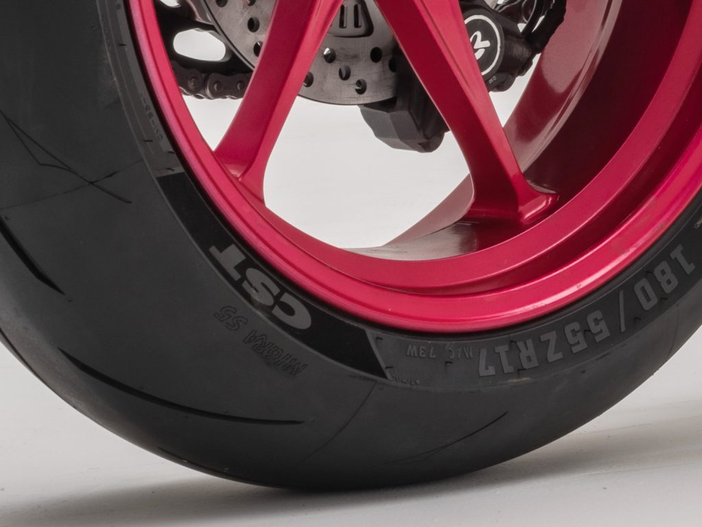 Les PNEUMATIQUES : Pneu avant de taille 120/70 ZR17 et pneu arrière de taille 180/55 ZR17, les deux sont des pneus semi-slick haute performance CST S5 avec une forte adhérence et d'excellentes performances en virage.