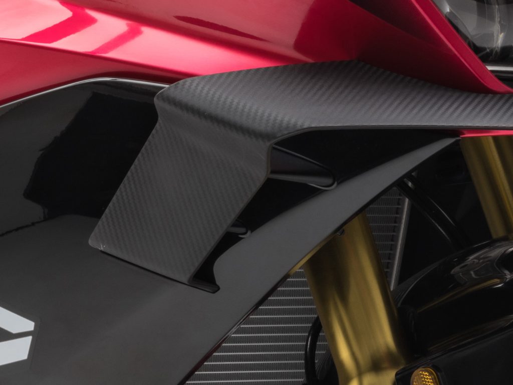 Les WINGLETS  génèrent un appui aérodynamique supplémentaire sur le carénage de la moto à grande vitesse, améliorant ainsi l'adhérence de la roue avant.