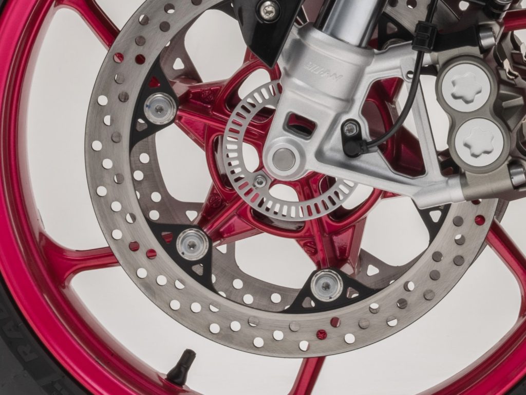 Le FREINAGE : Double disque avant flottant de 300 mm associé à des étriers à 4 pistons opposés et un maître-cylindre radial ; disque arrière de 220 mm avec étrier à 2 pistons. Équipée d'une centrale inertielle (IMU) à 6 axes, elle prend en charge la fonction ABS en virage, qui améliore considérablement la stabilité et la sécurité lors d'une conduite sportive.