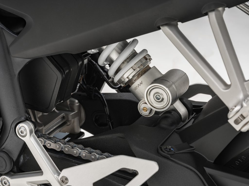 Les SUSPENSIONS : Fourche avant inversée de 41 mm entièrement réglable et mono-amortisseur arrière central entièrement réglable. Le frottement statique de la suspension est réduit de 58 N à 32 N, offrant ainsi un amortissement plus progressif.