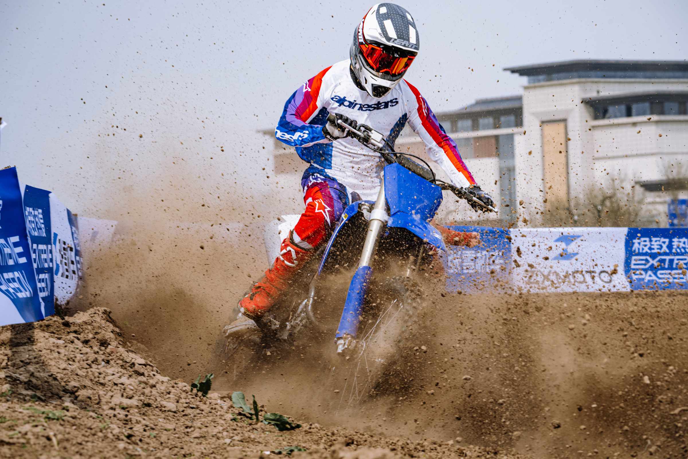 MX250_OUTSIDE_2